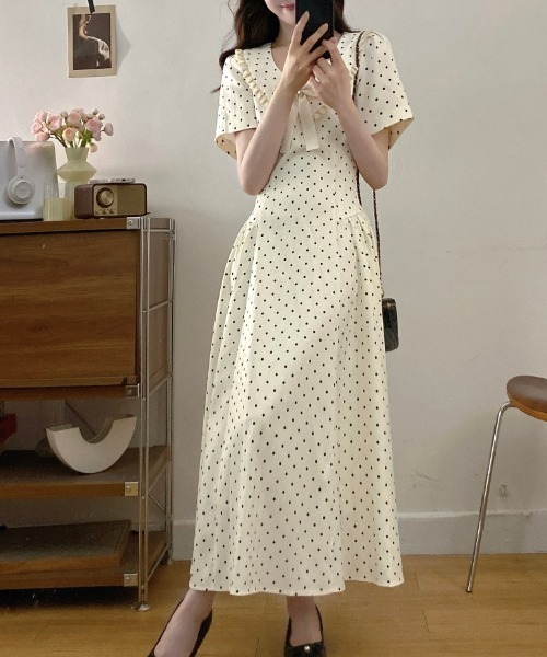 AMAJI(アマジ)の「ドールカラー ドット柄 リボン付き ワンピース(ワンピース・レディース・ベージュ/グレー・LARGE/X-LARGE/XX-LARGE)」の4枚目の写真