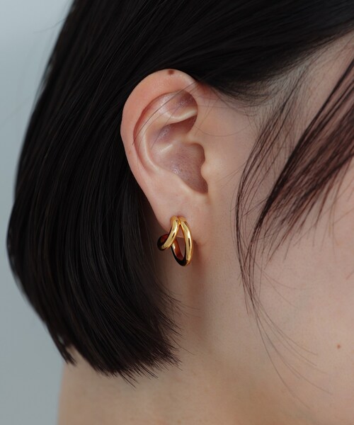 COCOSHNIK ONKITSCH(ココシュニックオンキッチュ)の「シルバー アシンメトリーフープピアス GP(ピアス(両耳用)・レディース・クリア・00)」の2枚目の写真