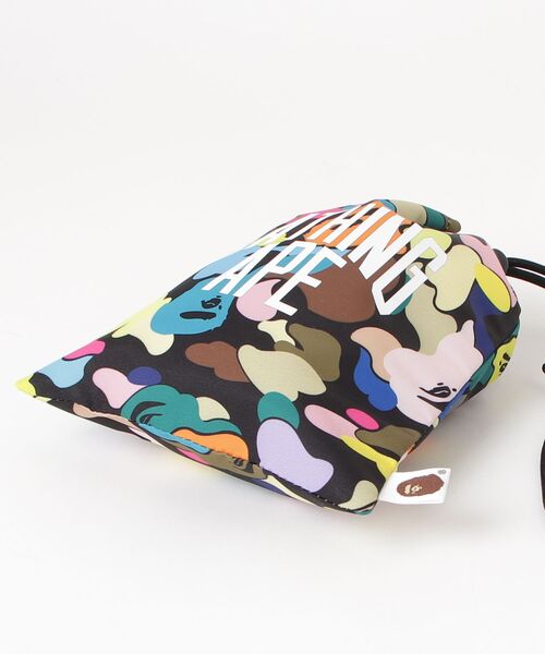 A BATHING APE(アベイシングエイプ)の「MULTI CAMO NYC LOGO KINCHAKU BAG(ハンドバッグ・メンズ・ブラック/ホワイト・FREE)」の7枚目の写真