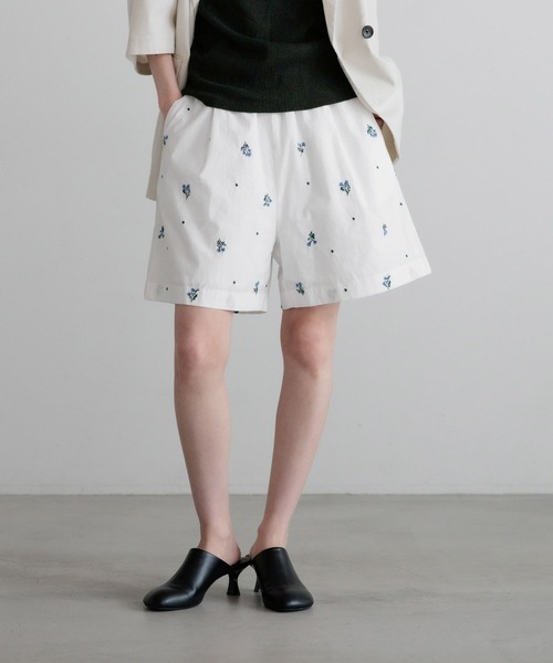 LOWRYS FARM(ローリーズファーム)の「シシュウショートパンツ 778712(その他パンツ・レディース・ブラック/オフホワイト・FREE)」の2枚目の写真