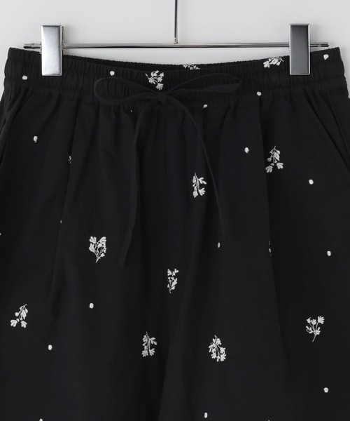 LOWRYS FARM(ローリーズファーム)の「シシュウショートパンツ 778712(その他パンツ・レディース・ブラック/オフホワイト・FREE)」の11枚目の写真