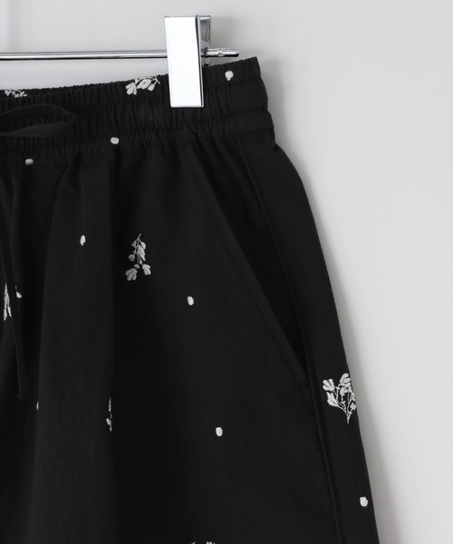 LOWRYS FARM(ローリーズファーム)の「シシュウショートパンツ 778712(その他パンツ・レディース・ブラック/オフホワイト・FREE)」の13枚目の写真