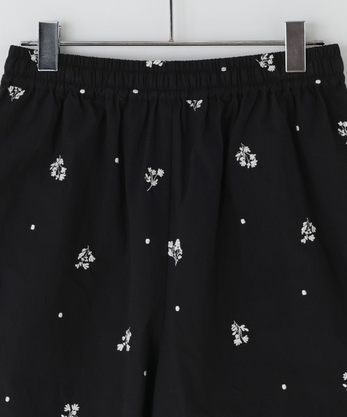 LOWRYS FARM(ローリーズファーム)の「シシュウショートパンツ 778712(その他パンツ・レディース・ブラック/オフホワイト・FREE)」の3枚目の写真
