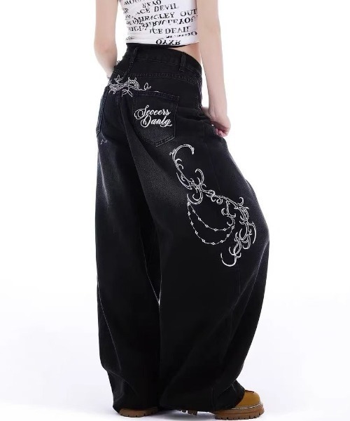 AVYL(アヴィル)の「トライバル刺繍ギミックブラックワイドバギーデニム/バレルパンツ(デニムパンツ・レディース・ブラック・S/M/L)」の2枚目の写真