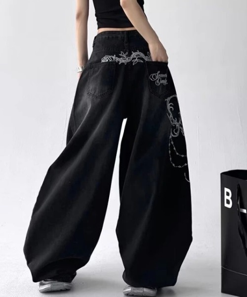 AVYL(アヴィル)の「トライバル刺繍ギミックブラックワイドバギーデニム/バレルパンツ(デニムパンツ・レディース・ブラック・S/M/L)」の3枚目の写真