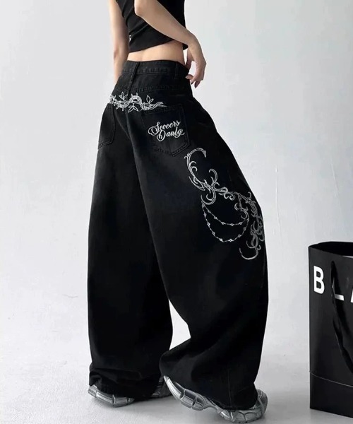AVYL(アヴィル)の「トライバル刺繍ギミックブラックワイドバギーデニム/バレルパンツ(デニムパンツ・レディース・ブラック・S/M/L)」の4枚目の写真