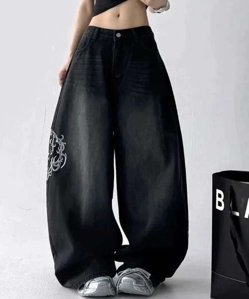 AVYL(アヴィル)の「トライバル刺繍ギミックブラックワイドバギーデニム/バレルパンツ(デニムパンツ・レディース・ブラック・S/M/L)」の5枚目の写真