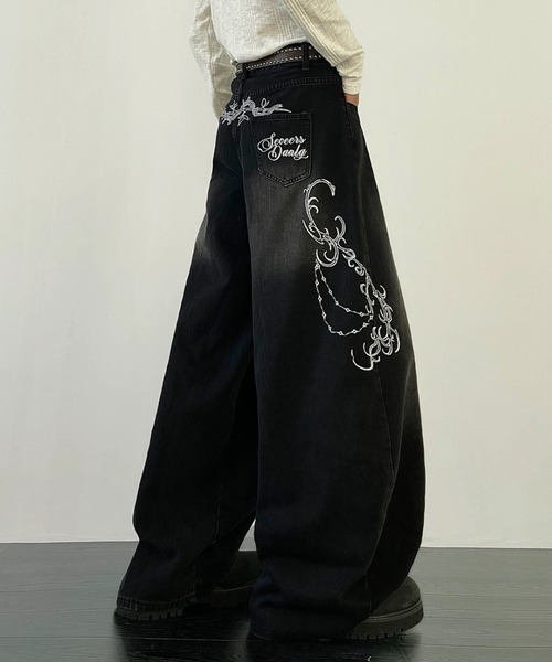 AVYL(アヴィル)の「トライバル刺繍ギミックブラックワイドバギーデニム/バレルパンツ(デニムパンツ・レディース・ブラック・S/M/L)」の6枚目の写真