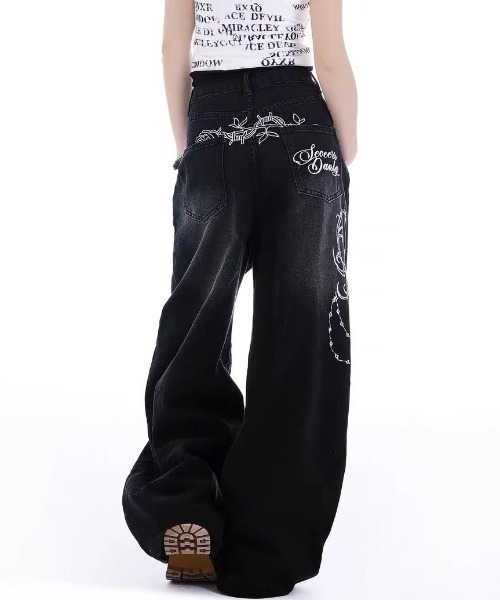 AVYL(アヴィル)の「トライバル刺繍ギミックブラックワイドバギーデニム/バレルパンツ(デニムパンツ・レディース・ブラック・S/M/L)」の10枚目の写真