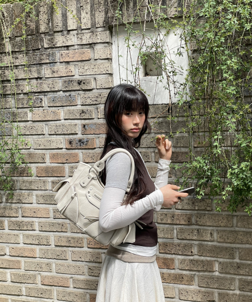 IUGAMAKARAS（イウガマカラス）の「Studded Leather Mini Shoulder Bag (Cream)（トートバッグ・レディース・その他・FREE）」の4枚目の写真