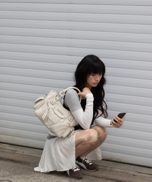 IUGAMAKARAS（イウガマカラス）の「Studded Leather Mini Shoulder Bag (Cream)（トートバッグ・レディース・その他・FREE）」の5枚目の写真