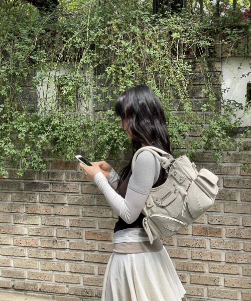 IUGAMAKARAS（イウガマカラス）の「Studded Leather Mini Shoulder Bag (Cream)（トートバッグ・レディース・その他・FREE）」の6枚目の写真
