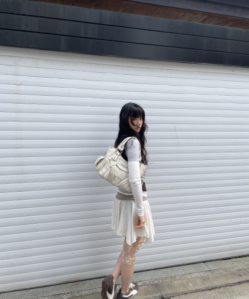 IUGAMAKARAS（イウガマカラス）の「Studded Leather Mini Shoulder Bag (Cream)（トートバッグ・レディース・その他・FREE）」の7枚目の写真