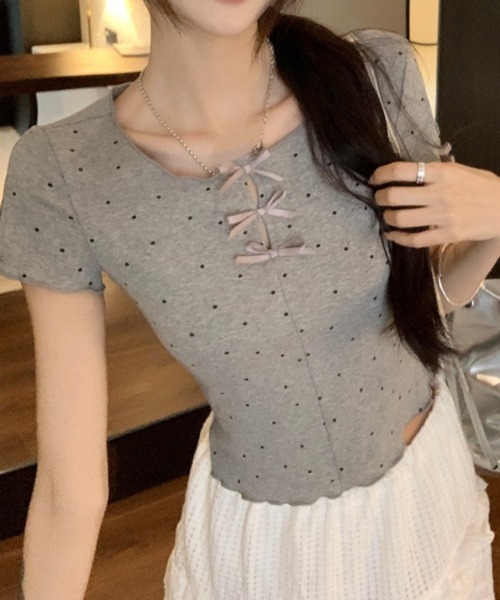 AMAJI(アマジ)の「カットアウト リボン付き ドット柄 半袖Tシャツ(Tシャツ/カットソー・レディース・グレー・SMALL/MEDIUM/LARGE/X-LARGE)」の2枚目の写真