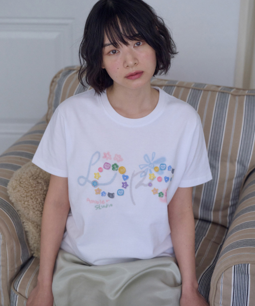 ambler(エムブラー)の「ボタンレタリング グラフィック半袖Tシャツ AS1312 (ホワイト)(Tシャツ/カットソー・レディース・その他・F/SMALL/MEDIUM)」の2枚目の写真