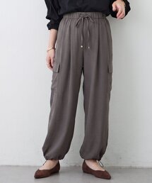 Remind me and forever（リマインドミーアンドフォーエバー）の「大人のこなれ感を纏う、上品サテンカーゴパンツ（カーゴパンツ）」