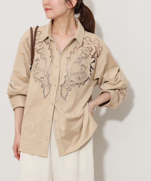 Torrazzo Donna(トラッゾドンナ)の「【TORRAZZO DONNA/トラッゾドンナ】カットワークスエードシャツ(シャツ/ブラウス・レディース・ベージュ/カーキ・FREE)」の1枚目の写真