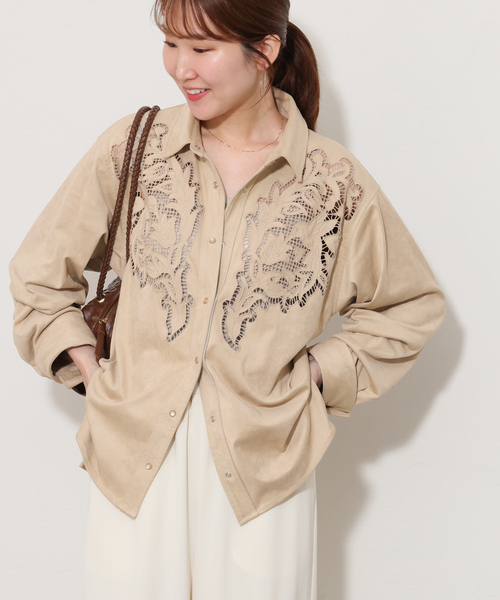 Torrazzo Donna(トラッゾドンナ)の「【TORRAZZO DONNA/トラッゾドンナ】カットワークスエードシャツ(シャツ/ブラウス・レディース・ベージュ/カーキ・FREE)」の3枚目の写真