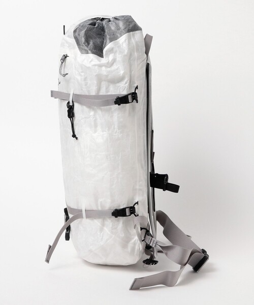 ARC'TERYX(アークテリクス)の「ARC'TERYX / Alpha SL30 Backpack(バックパック/リュック・メンズ・ホワイト・ONE SIZE)」の2枚目の写真