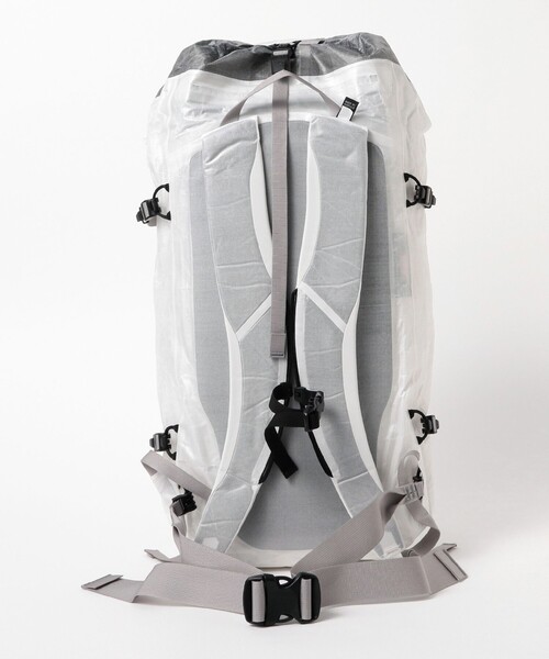 ARC'TERYX(アークテリクス)の「ARC'TERYX / Alpha SL30 Backpack(バックパック/リュック・メンズ・ホワイト・ONE SIZE)」の3枚目の写真
