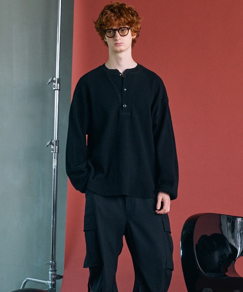 MAISON SPECIAL(メゾンスペシャル)の「《UNISEX》Prime-Over Henry Neck Long Sleeve Waffle T-Shirt/プライムオーバーヘンリーネックロングスリーブワッフルTシャツ【MAISON SPECIAL/メゾンスペシャル】(Tシャツ/カットソー・メンズ・チャコールグレー/ホワイト/ブラック/レッド・0/2/1)」の16枚目の写真