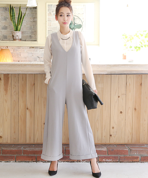 Luz Llena (philter)（ラズレナ　フィルター）の「[もっちり柔らかポンチ素材]Vネックゆったりサロペット/オーバーオール/ワイドパンツ（サロペット/オーバーオール・レディース・グレー/ベージュ/ネイビー/カーキ/ブラック/オフホワイト・MEDIUM/LARGE）」の3枚目の写真