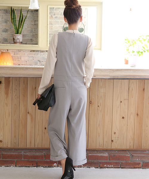 Luz Llena (philter)（ラズレナ　フィルター）の「[もっちり柔らかポンチ素材]Vネックゆったりサロペット/オーバーオール/ワイドパンツ（サロペット/オーバーオール・レディース・グレー/ベージュ/ネイビー/カーキ/ブラック/オフホワイト・MEDIUM/LARGE）」の9枚目の写真