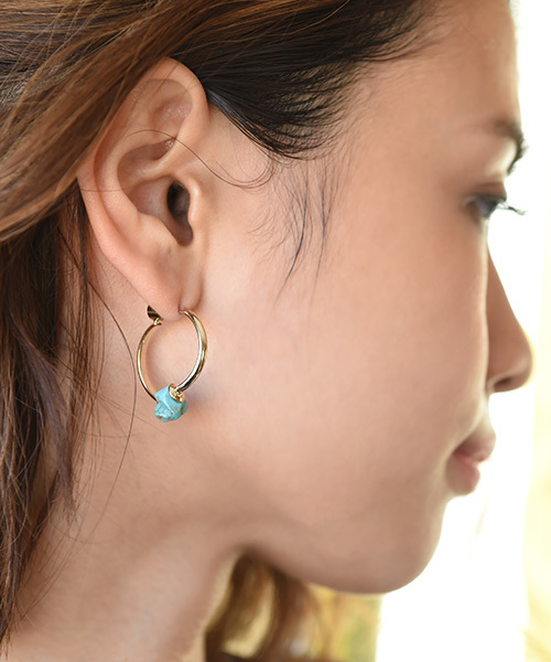 Eldia'lu（エルディアル）の「天然石クロスピアス（ピアス（両耳用）・レディース・ホワイト/ブルー/ターコイズブルー・ﾌﾘ-）」の5枚目の写真