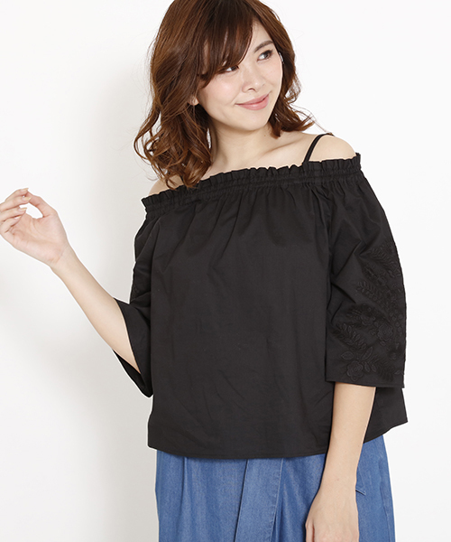 ketty cherie（ケティシェリー）の「綿ローンオフショルブラウス（シャツ/ブラウス・レディース・オフホワイト/ブラック・M）」の2枚目の写真