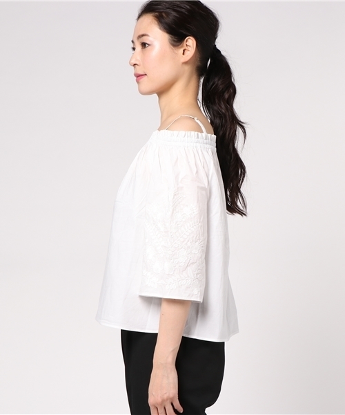 ketty cherie（ケティシェリー）の「綿ローンオフショルブラウス（シャツ/ブラウス・レディース・オフホワイト/ブラック・M）」の4枚目の写真