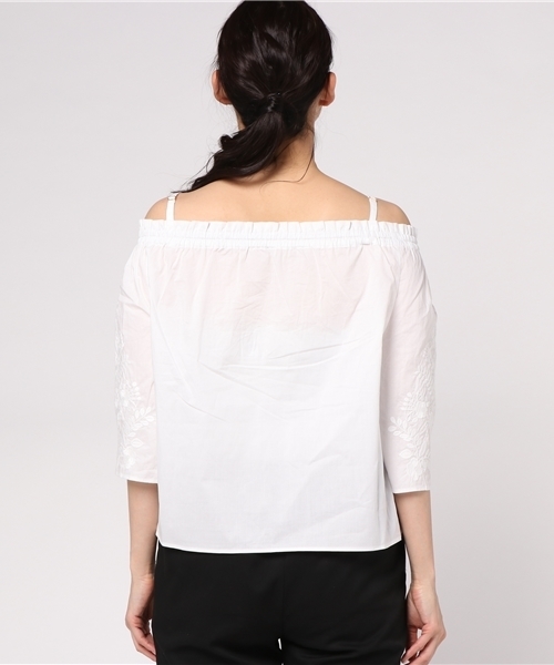 ketty cherie（ケティシェリー）の「綿ローンオフショルブラウス（シャツ/ブラウス・レディース・オフホワイト/ブラック・M）」の7枚目の写真