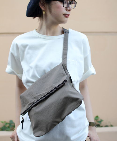 STANDARD SUPPLY（スタンダードサプライ）の「STANDARD SUPPLY / スタンダードサプライ　フォールドミュゼット（ショルダーバッグ） FOLD MUSETTE（ショルダーバッグ・メンズ・ブラック/オリーブ/カーキブラウン/ネイビー/ベージュ/グレー/グレイッシュベージュ/マスタード・FREE）」の5枚目の写真