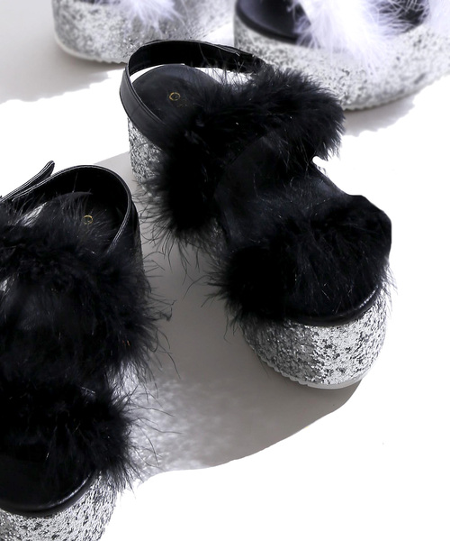 WEGO(ウィゴー)の「WEGO/ラメソールファーサンダル(サンダル・レディース・ホワイト/ブラック・LARGE/MEDIUM)」の1枚目の写真