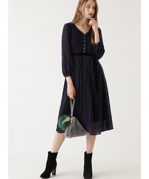 JILL STUART（ジルスチュアート）の「◆【ピンクWEB限定】ノエリアオパールベルベットワンピース（ワンピース・レディース・ネイビー/ピンク/ボルドー・2/0）」の4枚目の写真