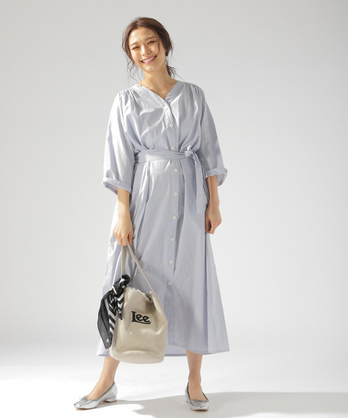 BAYFLOW（ベイフロー）の「ベルトツキガウンワンピース（ワンピース・レディース・ホワイト/ブルー/ネイビー・MEDIUM/SMALL）」の2枚目の写真