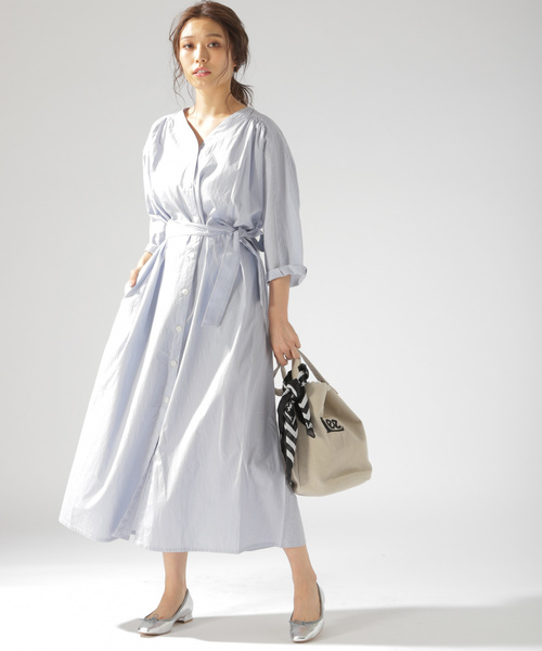 BAYFLOW（ベイフロー）の「ベルトツキガウンワンピース（ワンピース・レディース・ホワイト/ブルー/ネイビー・MEDIUM/SMALL）」の4枚目の写真
