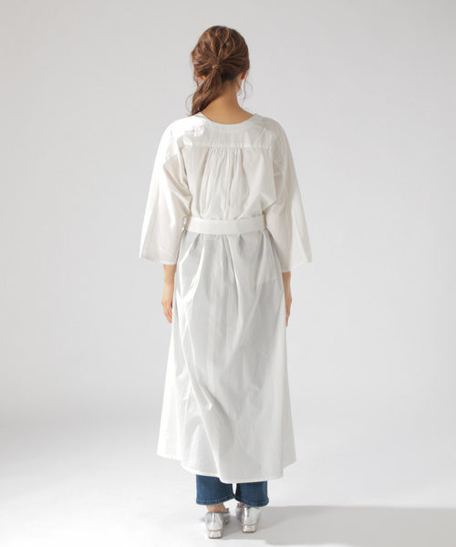 BAYFLOW（ベイフロー）の「ベルトツキガウンワンピース（ワンピース・レディース・ホワイト/ブルー/ネイビー・MEDIUM/SMALL）」の6枚目の写真