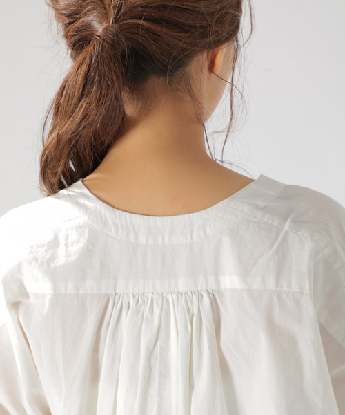 BAYFLOW（ベイフロー）の「ベルトツキガウンワンピース（ワンピース・レディース・ホワイト/ブルー/ネイビー・MEDIUM/SMALL）」の9枚目の写真