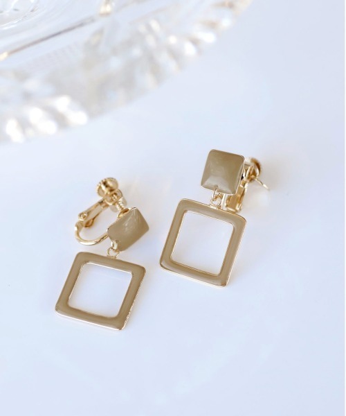 ANEMONE（アネモネ）の「つやつやプレートのシックカラーイヤリング[スクエア]（イヤリング・レディース・ブラウン/グレー/カーキ/ライトピンク・FREE）」の2枚目の写真