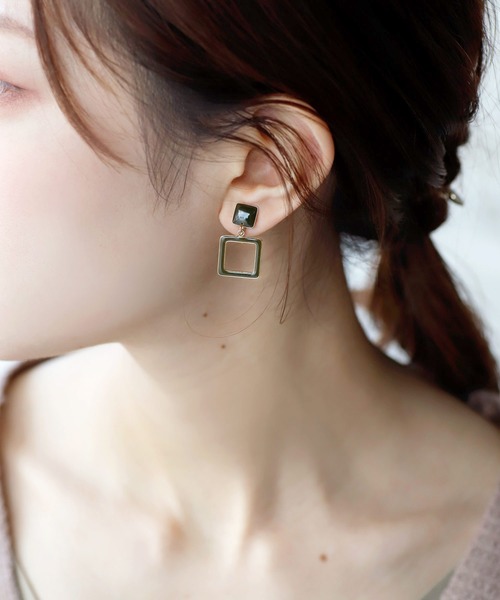 ANEMONE（アネモネ）の「つやつやプレートのシックカラーイヤリング[スクエア]（イヤリング・レディース・ブラウン/グレー/カーキ/ライトピンク・FREE）」の4枚目の写真