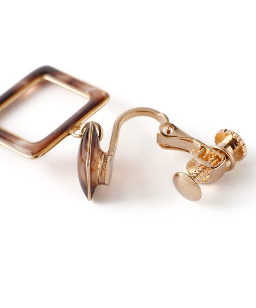 ANEMONE（アネモネ）の「つやつやプレートのシックカラーイヤリング[スクエア]（イヤリング・レディース・ブラウン/グレー/カーキ/ライトピンク・FREE）」の7枚目の写真