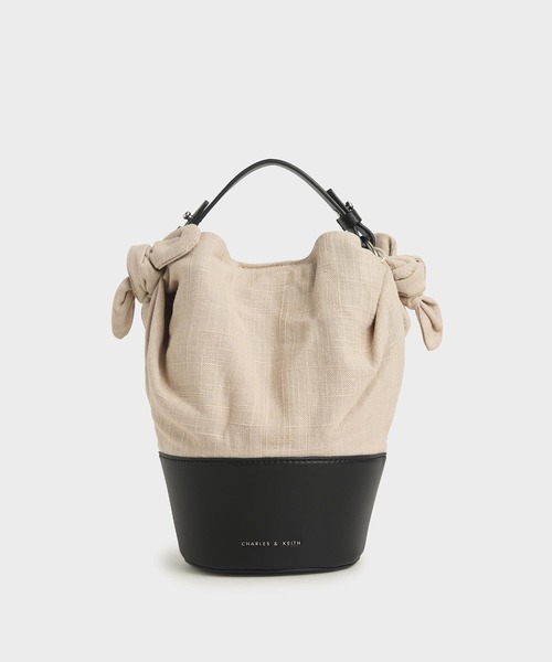 CHARLES & KEITH(チャールズ & キース)の「プリンテッドファブリック バケツバッグ / Printed Fabric Bucket Bag(ショルダーバッグ・レディース・ブラック/レッド/ライトベージュ・M)」の3枚目の写真