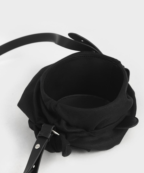 CHARLES & KEITH(チャールズ & キース)の「プリンテッドファブリック バケツバッグ / Printed Fabric Bucket Bag(ショルダーバッグ・レディース・ブラック/レッド/ライトベージュ・M)」の12枚目の写真