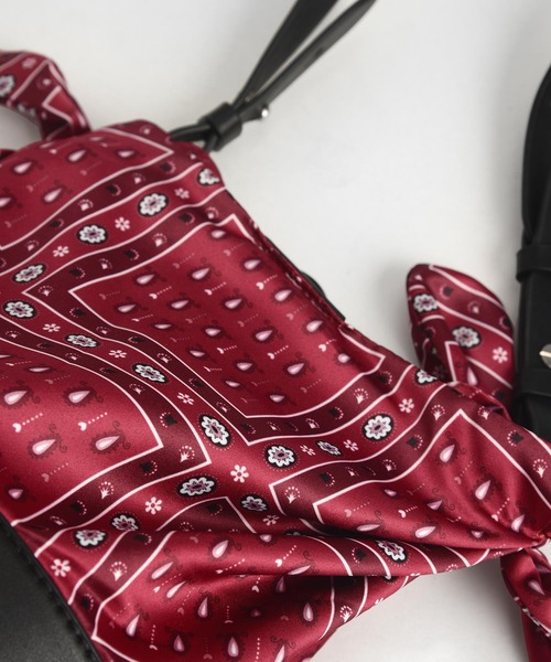 CHARLES & KEITH(チャールズ & キース)の「プリンテッドファブリック バケツバッグ / Printed Fabric Bucket Bag(ショルダーバッグ・レディース・ブラック/レッド/ライトベージュ・M)」の10枚目の写真