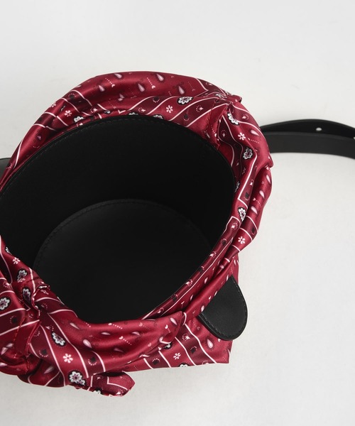 CHARLES & KEITH(チャールズ & キース)の「プリンテッドファブリック バケツバッグ / Printed Fabric Bucket Bag(ショルダーバッグ・レディース・ブラック/レッド/ライトベージュ・M)」の8枚目の写真