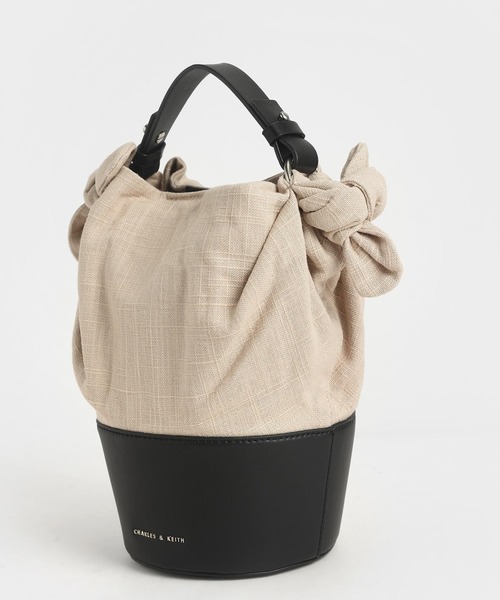 CHARLES & KEITH(チャールズ & キース)の「プリンテッドファブリック バケツバッグ / Printed Fabric Bucket Bag(ショルダーバッグ・レディース・ブラック/レッド/ライトベージュ・M)」の7枚目の写真