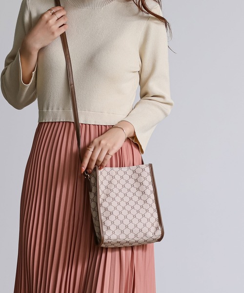 ALTROSE（アルトローズ）の「ショルダ－バッグ ミニショルダー シンシア ラセット（ショルダーバッグ・レディース・ブラック/ベージュ/グレー/ブラック系その他/ブラウン系その他/アニマル/グレー系その他6/ブラック系その他6/ベージュ系その他6/グリーン/ブラック系その他7/ブラウン系その他7/アイボリー/ゼブラ/レオパード/ブラウン系/キャメル/ベージュ系/ライトグリーン/ブルー/フューシャピンク/パープル/オレンジ/レッド/クリーム/ネイビー/ダークベージュ/ダークグリーン/ワイン・FREE）」の10枚目の写真