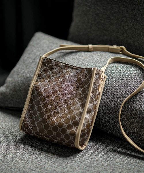 ALTROSE（アルトローズ）の「ショルダ－バッグ ミニショルダー シンシア ラセット（ショルダーバッグ・レディース・ブラック/ベージュ/グレー/ブラック系その他/ブラウン系その他/アニマル/グレー系その他6/ブラック系その他6/ベージュ系その他6/グリーン/ブラック系その他7/ブラウン系その他7/アイボリー/ゼブラ/レオパード/ブラウン系/キャメル/ベージュ系/ライトグリーン/ブルー/フューシャピンク/パープル/オレンジ/レッド/クリーム/ネイビー/ダークベージュ/ダークグリーン/ワイン・FREE）」の15枚目の写真