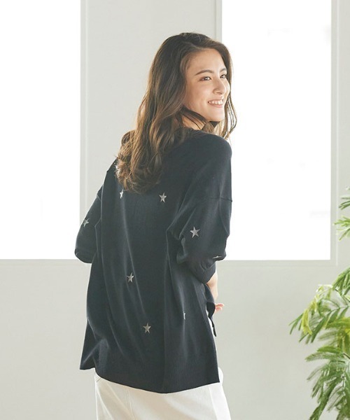 LIPSTAR（リップスター）の「星柄ニットプルオーバー（ニット/セーター・レディース・ブラック/ベージュ/グリーン・M）」の2枚目の写真