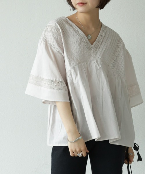 Auntie Rosa Holiday（アンティローザホリデー）の「レース使いブラウス（シャツ/ブラウス・レディース・ライトグレー/ブラウン/オフホワイト・FREE）」の2枚目の写真